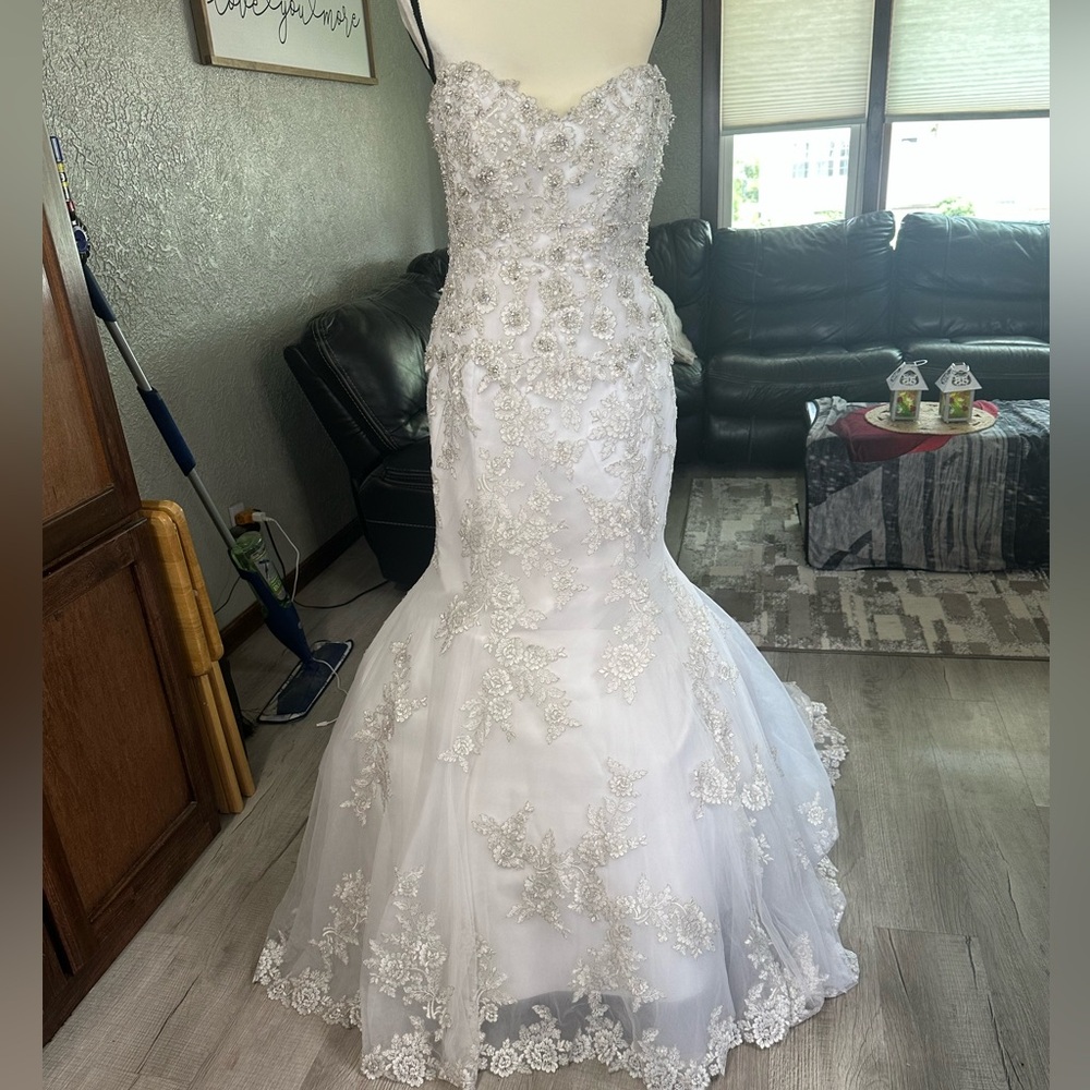 Elegant White Lace Wedding Gown